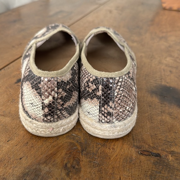 Clarks women’s size 8 snake slip ons.  Excellent condition - Picture 4 of 6